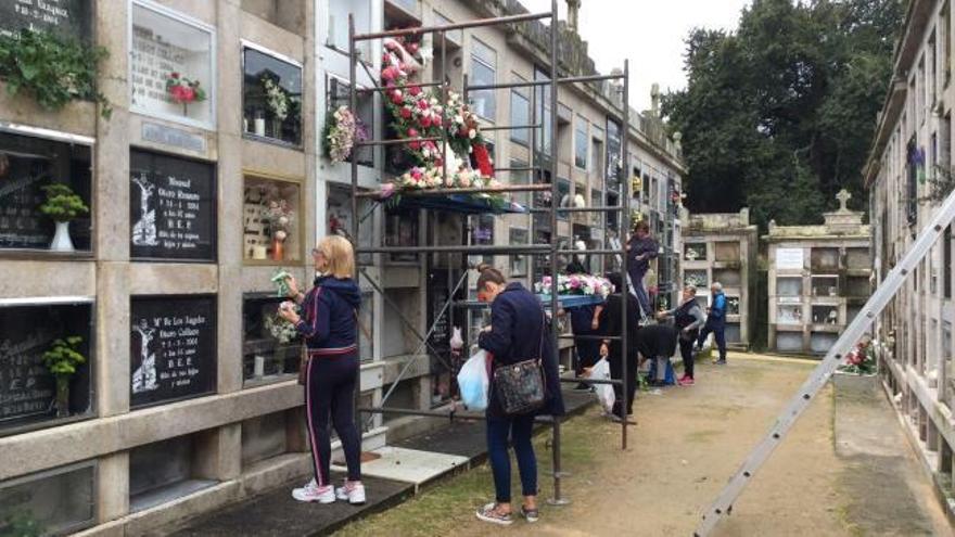 Avanzadilla en los cementerios de Vigo en víspera de Todos los Santos