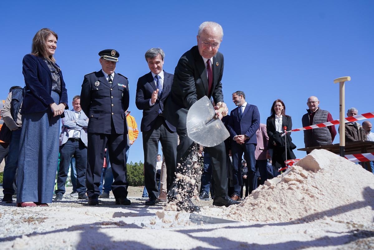 Francisco de la Torre coloca la primera piedra de la futura Jefatura de la Policía Local de Teatinos.