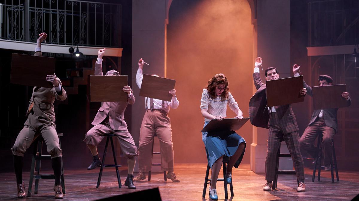 Paula Malia, en el centro, protagonista de 'Ànima', musical del TNC