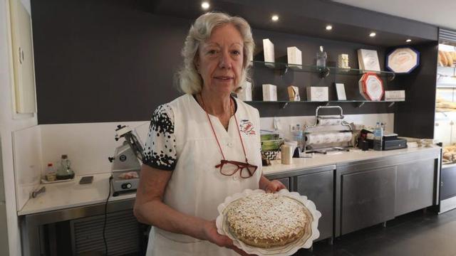 Nieves Clapés Marí, de Can Vadell, muestra un ‘ciriac’. | | MARCELO SASTRE