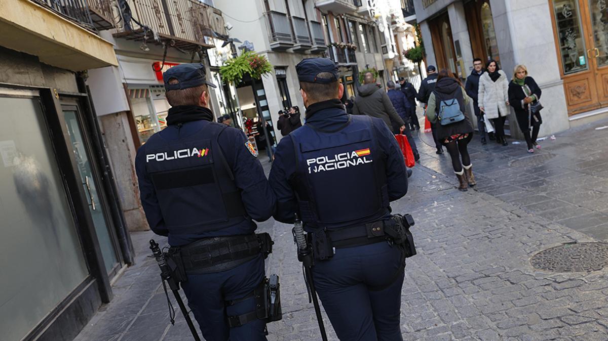 La policía aumenta estos días su presencia puesto que la movilidad también deja más casas vacías y vulnerables.