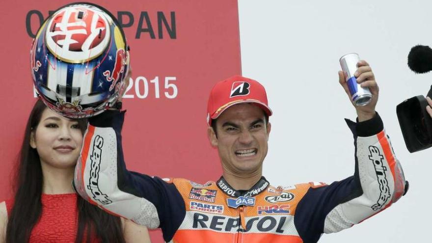 Pedrosa celebra el triunfo en lo alto del podio, con un gesto de rabia.