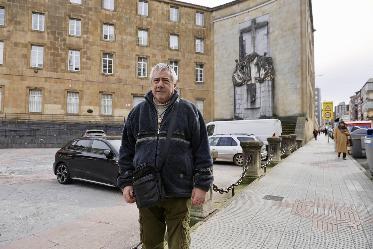La polémica por el "Héroes del Simancas" de Gijón también está en la calle: partidarios y detractores entre quienes la ven a diario (en imágenes)