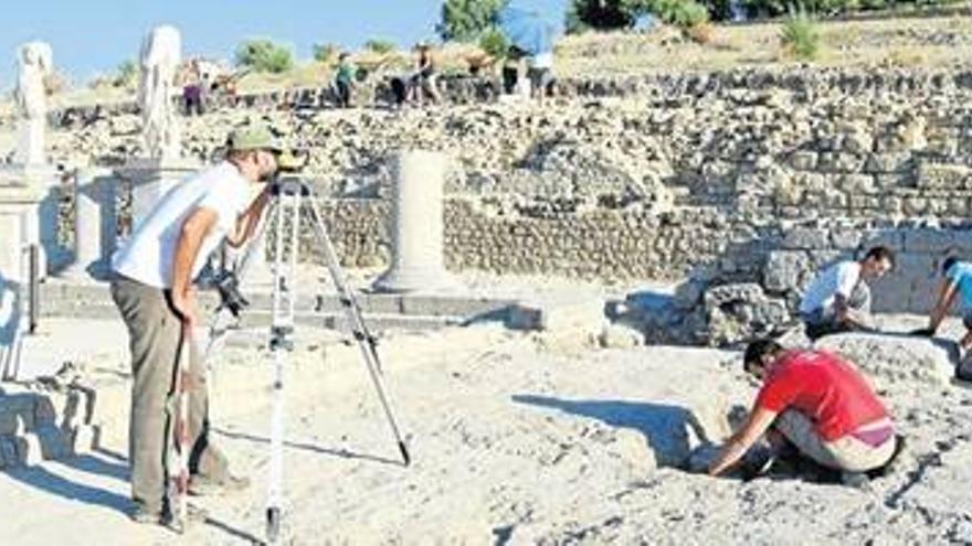 La excavación de la basílica civil completa el foro de Torreparedones