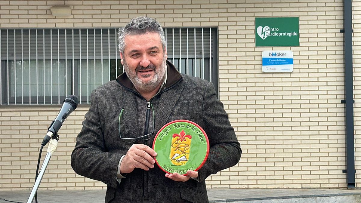 Juan Jesús Rama, presidente de la Comunidad de Labradores, recoge un galardón en el colegio Ruta de la Plata.