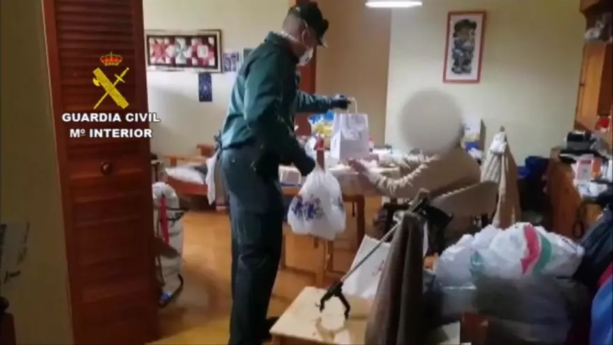 La Guàrdia Civil lliura medicaments a un malalt, a casa seva a Solsona