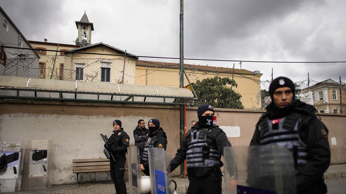 Un tiroteo en una iglesia católica de Estambul deja un muerto