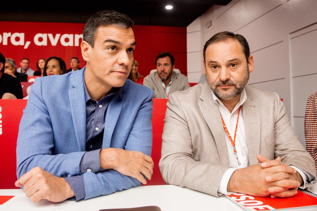 El presidente del Gobierno, Pedro Sánchez, junto al exministro de Fomento, José Luis Ábalos, durante una reunión en Ferraz para preparar el congreso federal del PSOE en 2021.
