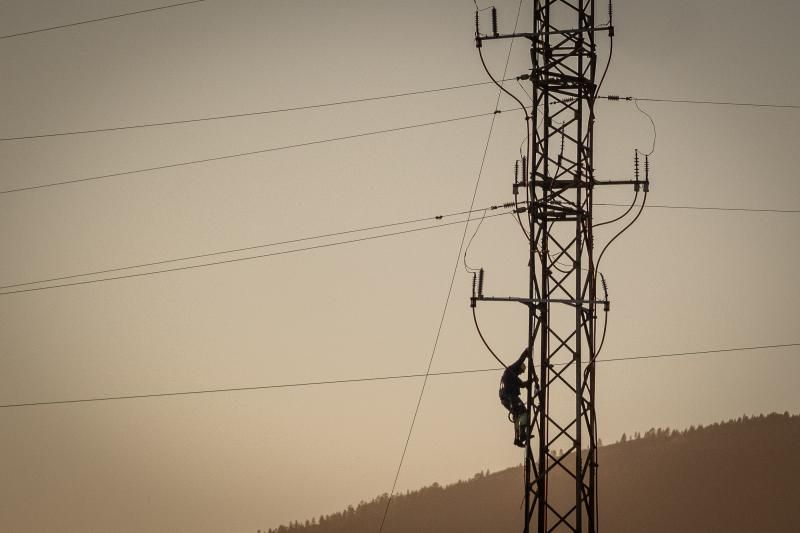 Caída de cableado eléctrico en Arico.