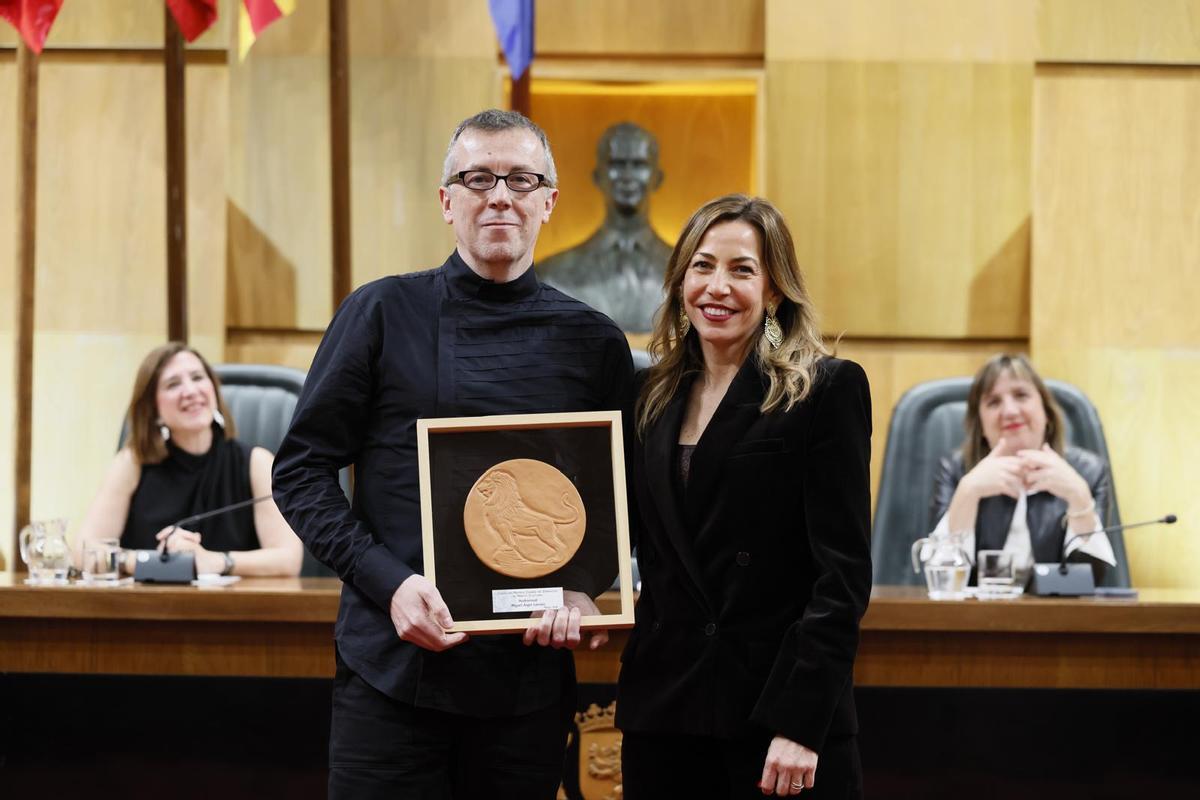 Miguel Ángel Lamata con su premio recibido de manos de la alcaldesa de Zaragoza, Natalia Chueca.