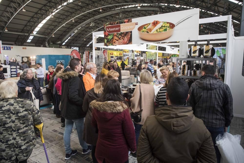 Cientos de visitantes descubren las novedades en el sector de los electrodomésticos, los muebles y la decoración en la primera Feria Hogar Factory de Vigo.