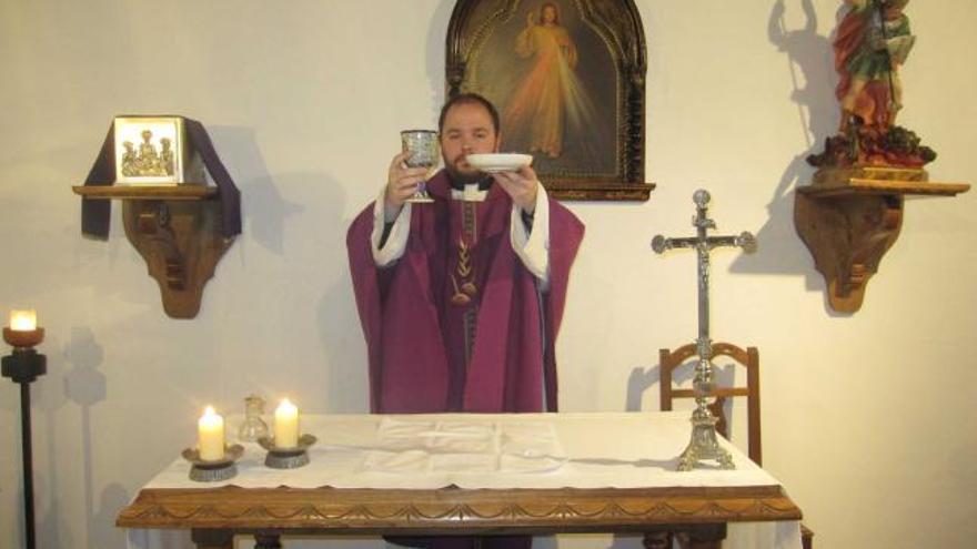 El cura que predica en el chigre Un sacerdote que escucha a «Maná» y se toma una copa