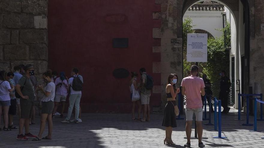 Turistas en la entrada a los Reales Alcázares de Sevilla.