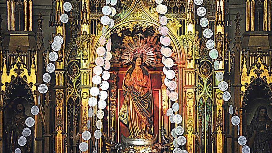 Imagen de la Inmaculada iluminada por el haz de luz.