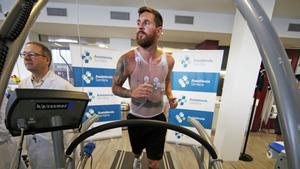 Leo Messi pasa la revisión médica en su primer día de entrenamiento.