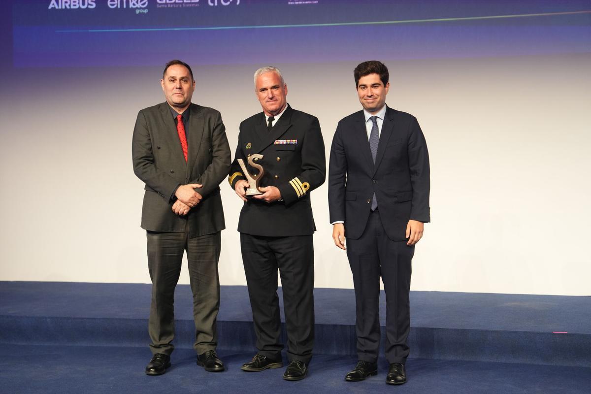 Armando Huerta, director de ‘El Periódico de España’, e Ibon Aperribay Arbelaiz, CFO de SAPA, entregan el 'Premio a acción destacada en acto de servicio' al capitán de fragata Jorge Fernández de Navarrete, comandante de la fragata Victoria.