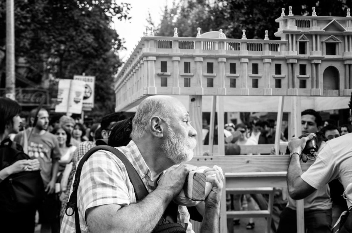 El Desplazamiento del Palacio de la Moneda que Roger Bernat planteó en Santiago Chile.
