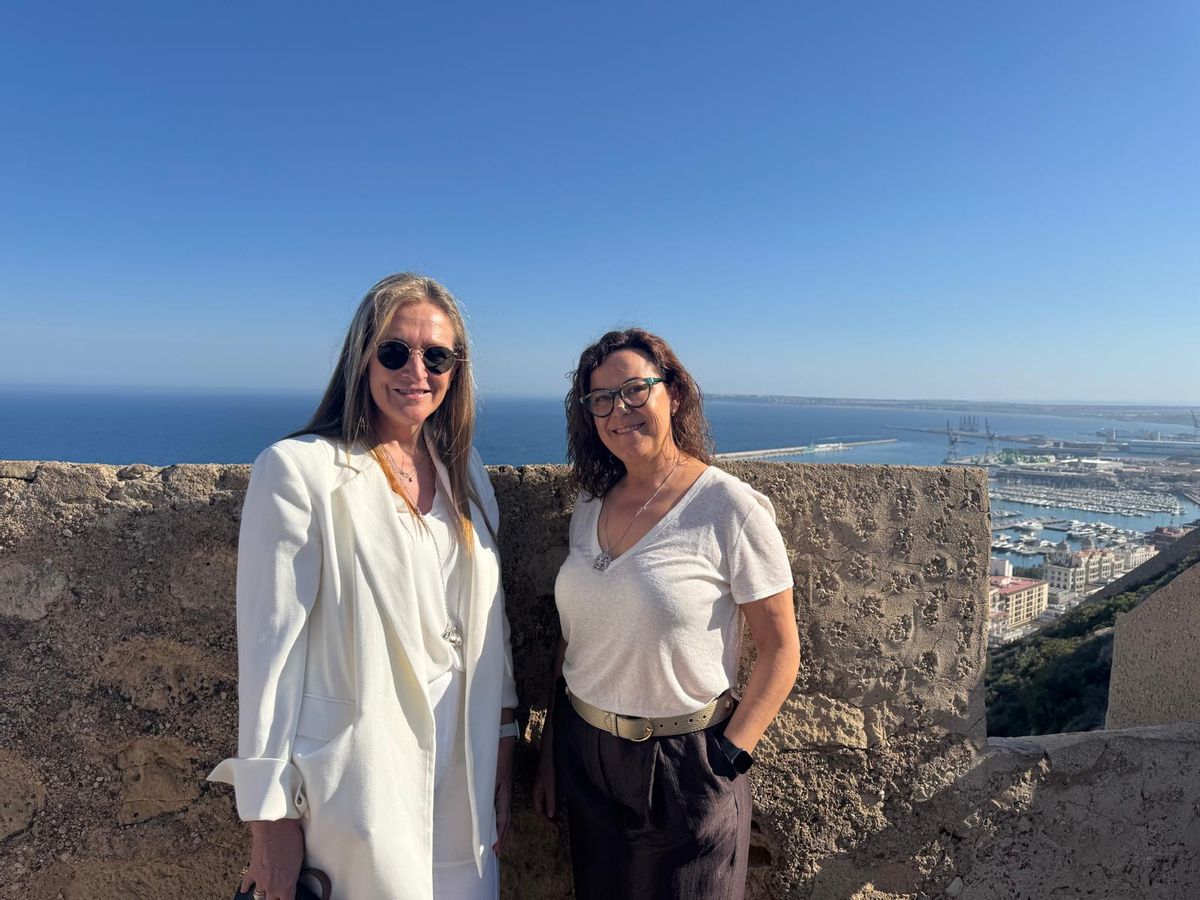 Las doctoras Amparo Talens, del Servicio de Farmacia Hospitalaria, y Azahara Moya, del servicio de Oftalmología del Hospital General Universitario de Alicante.