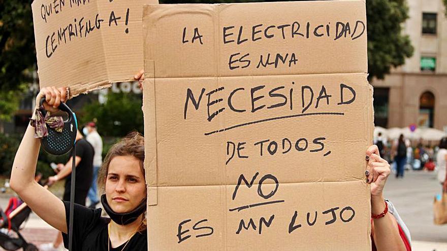 Manifestants a Barcelona en contra del preu de la llum | ARXIU/ACN