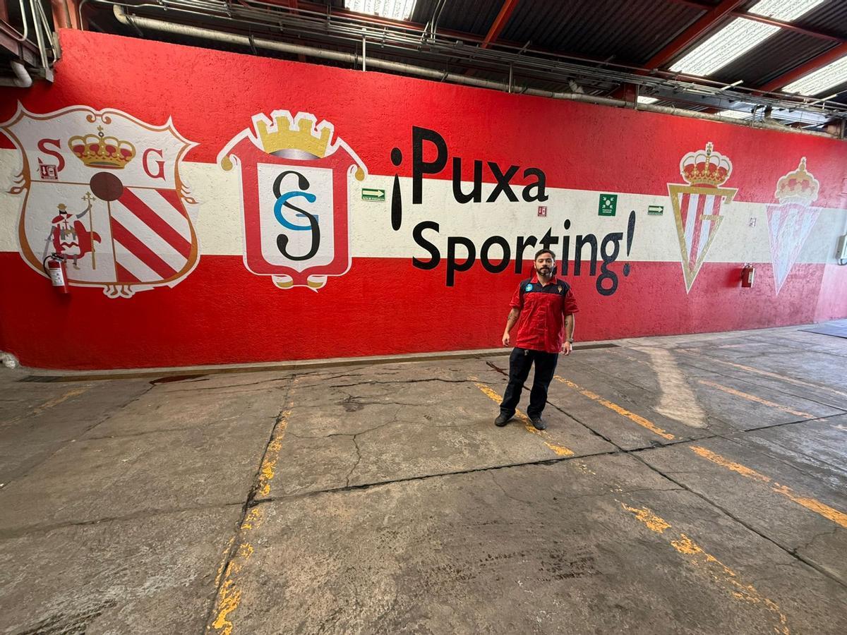 Arturo Rodríguez, ante el mural que ha instalado en uno de los muros de su taller mecánico en Ciudad de México.