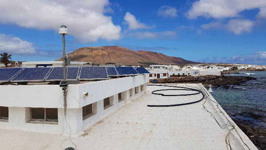 Placas fotovoltaicas y cámara de vigilancia (en primer término) en el techo de la cofradía de pescadores de La Graciosa, en una imagen captada ayer.
