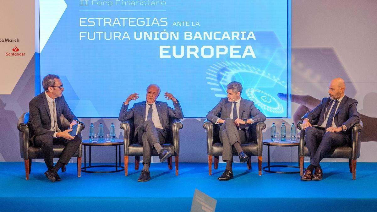 El redactor de Economía de El Periódico Pablo Allendesalazar en una mesa de debate con Carlos Tusquets (Banco Mediolanum), Javier Espurz (Deutsche Bank) y Álvaro Fernández (Grant Thornton).