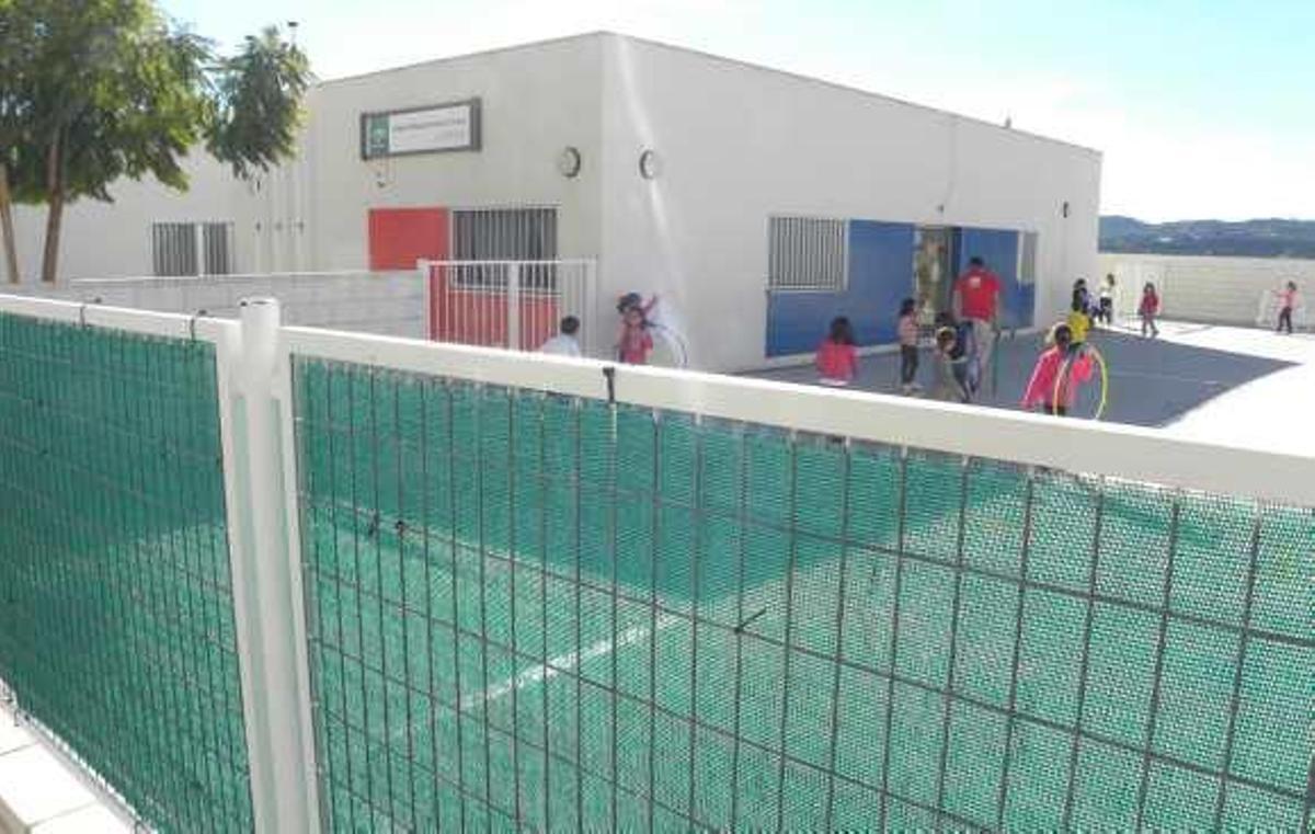 La comunidad escolar de este centro continúa a la espera de solucionar este problema.