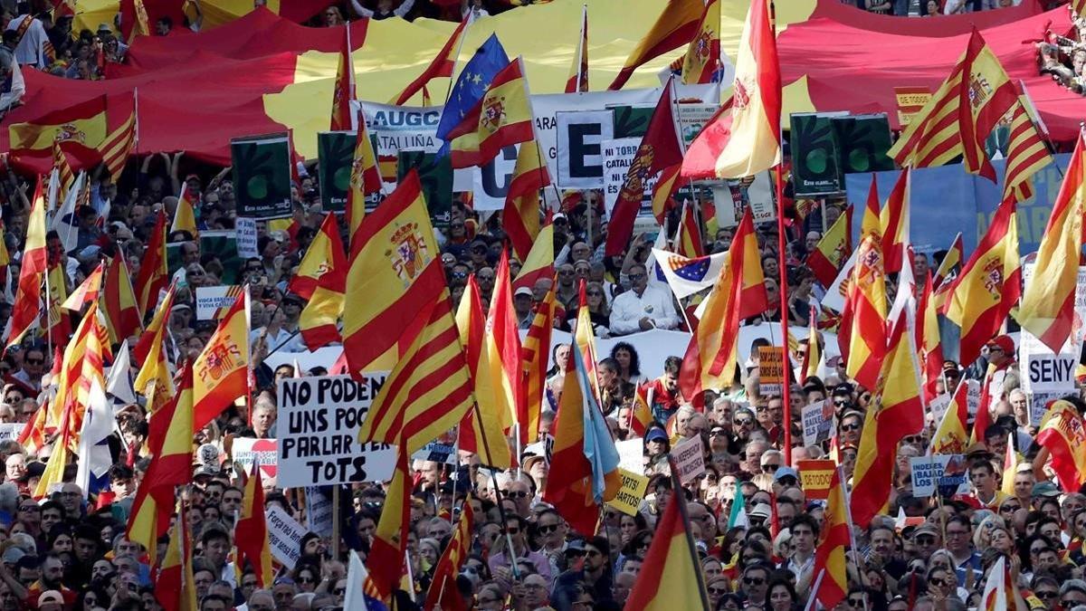 Manifestación convocada por Societat Civil Catalana para decir 'basta' al 'procés', el pasado 27 de octubre, en Barcelona.