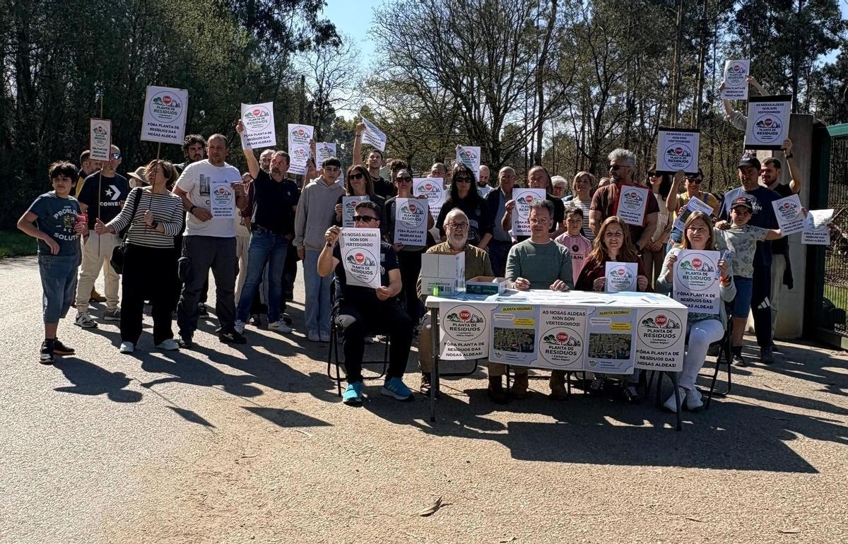 Miembros de la Plataforma STOP Planta de Residuos - Cacheiras - Aldeas Limpas concentrados