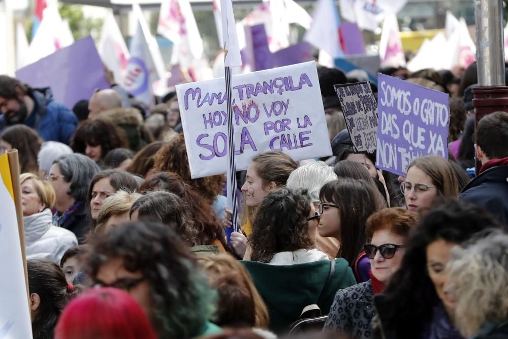 La "marea morada" recorre el centro de Vigo en el 8M.