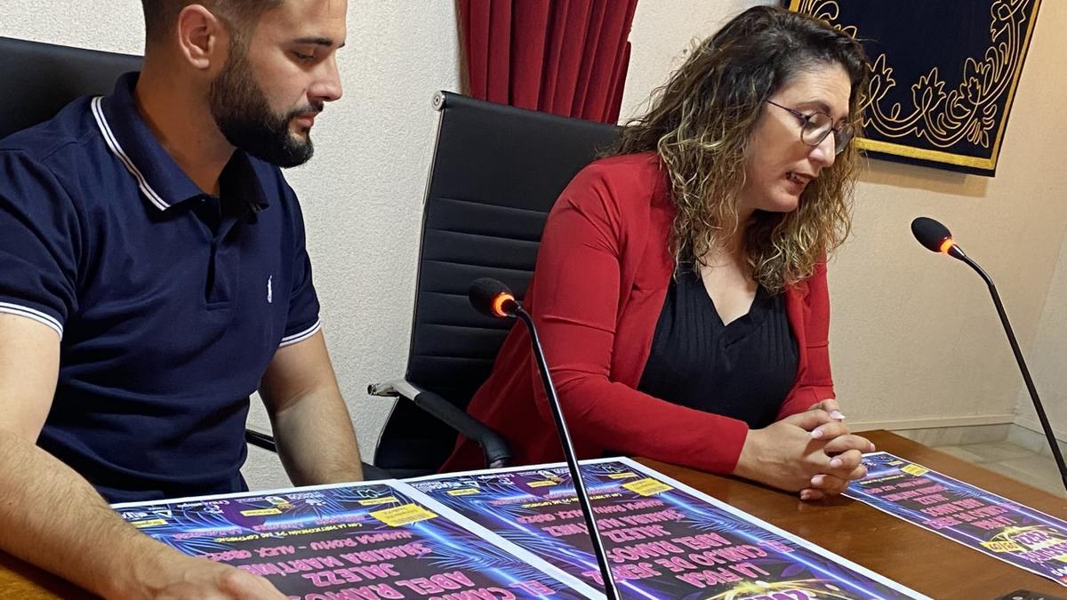 El concejal de Turismo de Aceuchal, Sergio Gordón; y Sara Gutiérrez, de Eme de Música