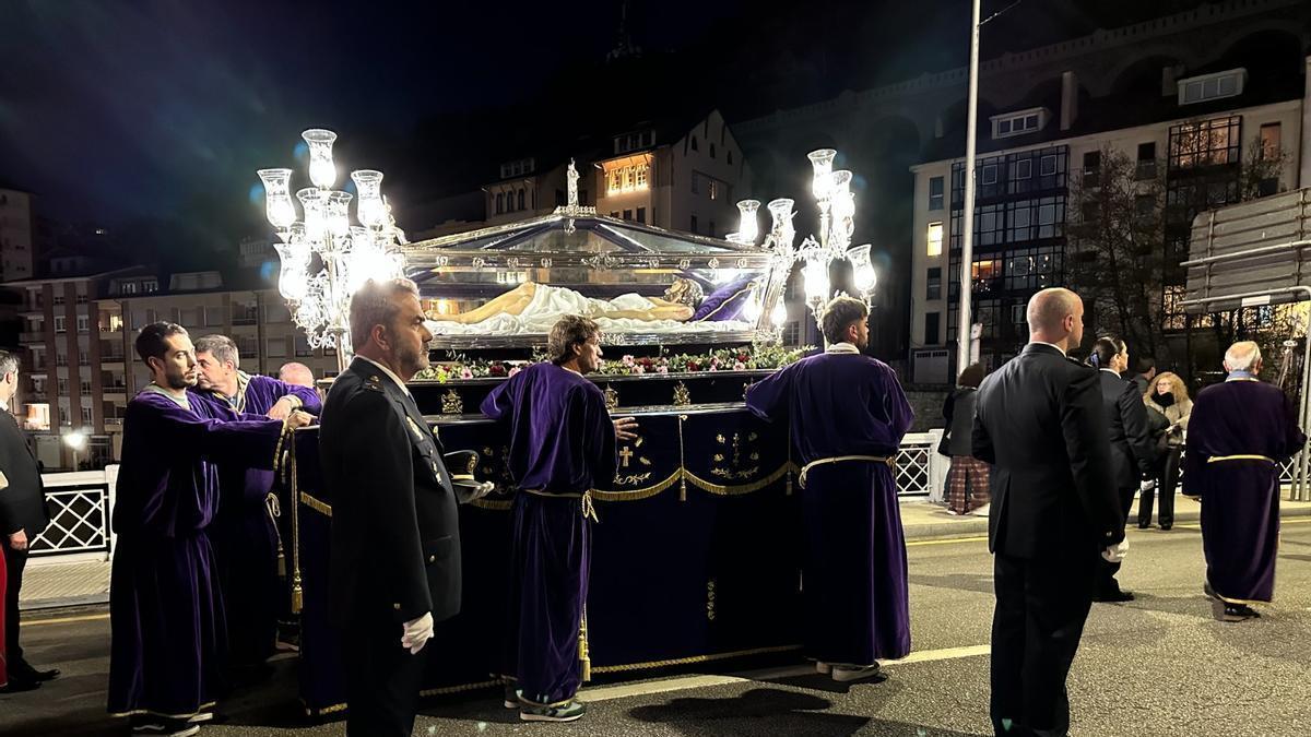 VÍDEO: Procesión de la Urna Yacente en Luarca