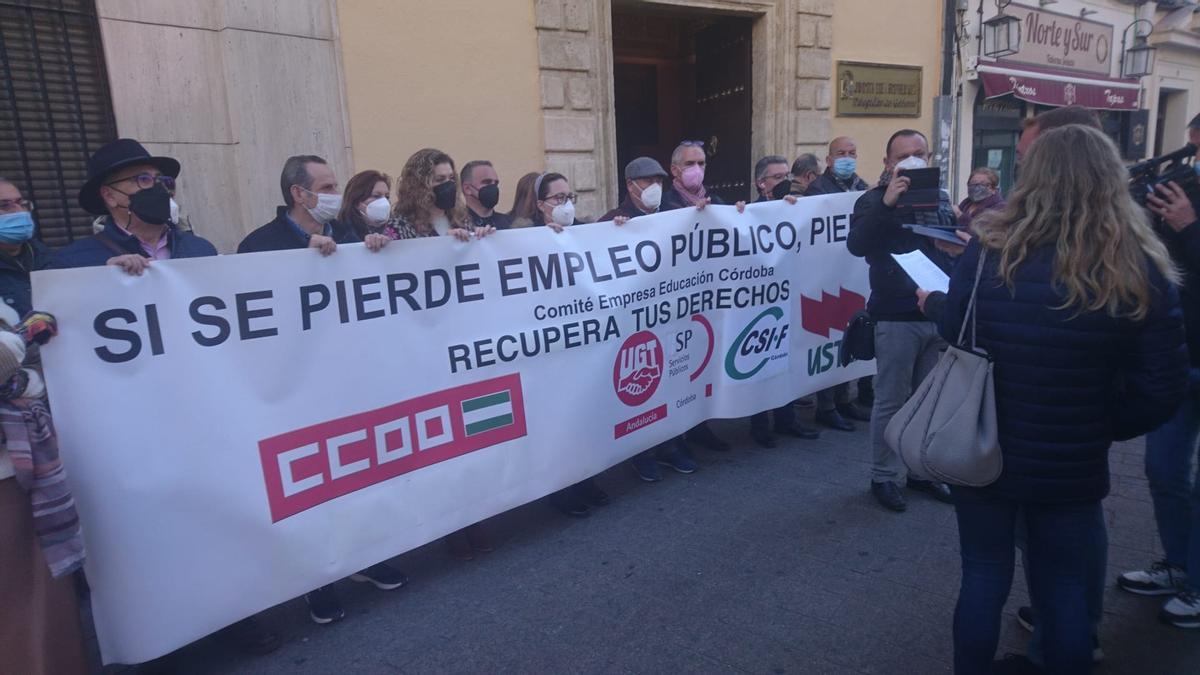 Concentración del comité de empresa del personal laboral de Educación ante la Delegación del Gobierno en Córdoba.