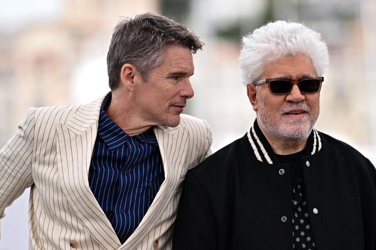 Pedro Almodóvar aterriza en Cannes. El cineasta estrena en Cannes el mediometraje ‘Extraña forma de vida’, con Ethan Hawke y Pedro Pascal, un wéstern protagonizado por dos gais que subvierte el género