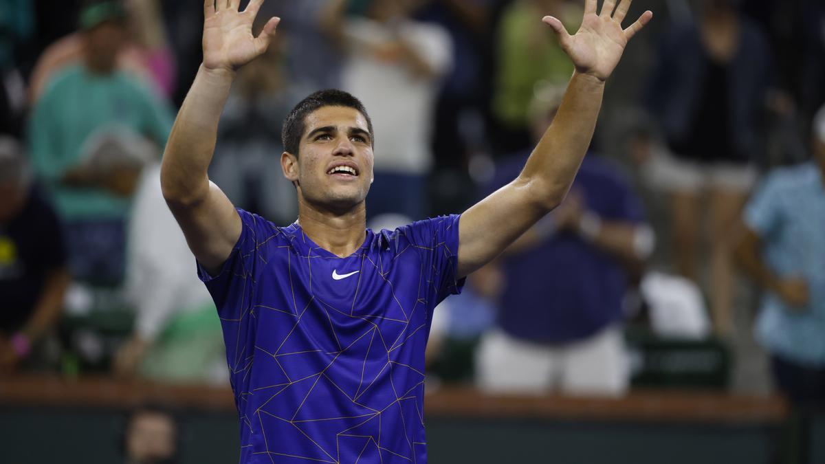 Carlos Alcaraz celebra su triunfo contra Stefanos Tsitsipas