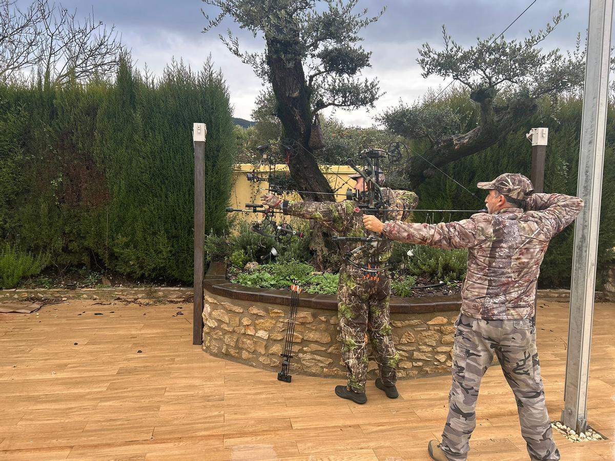 Dos de los cinco arqueros que conforman por ahora el escuadrón.