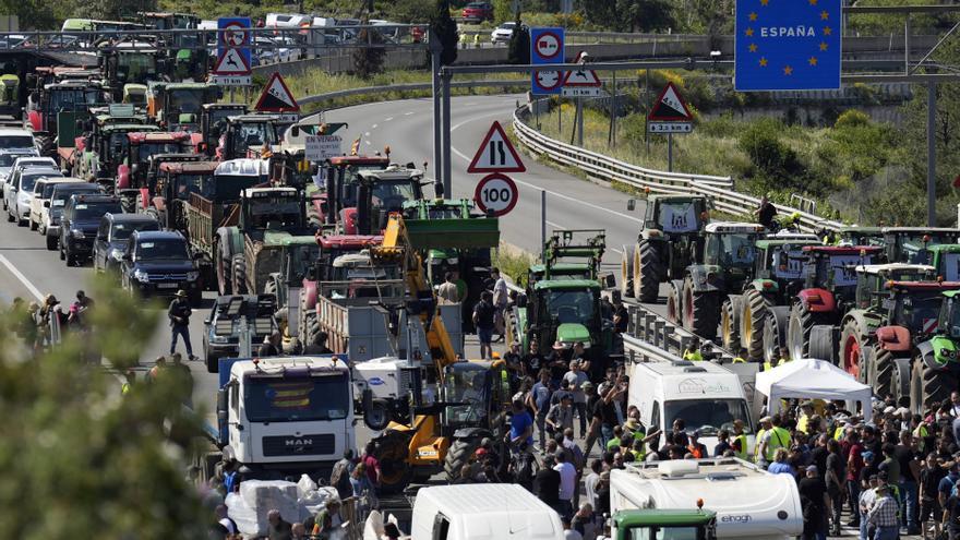 Protesta en la AP-7: los agricultores exigen reunirse con el Gobierno para acabar con su &quot;situación asfixiante&quot;