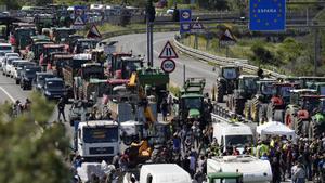 Cerrada al tráfico la autopista AP-7 en dirección a Francia por las protestas