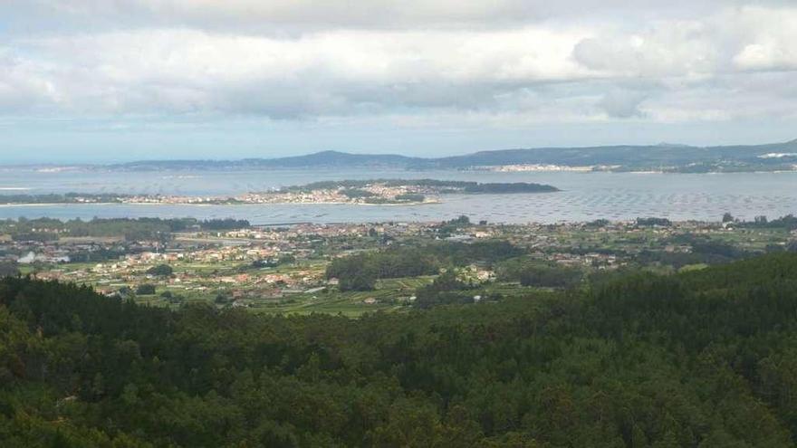 El grupo de trabajo en la cima de Lobeira con vistas a Vilanova.  // Noé Parga