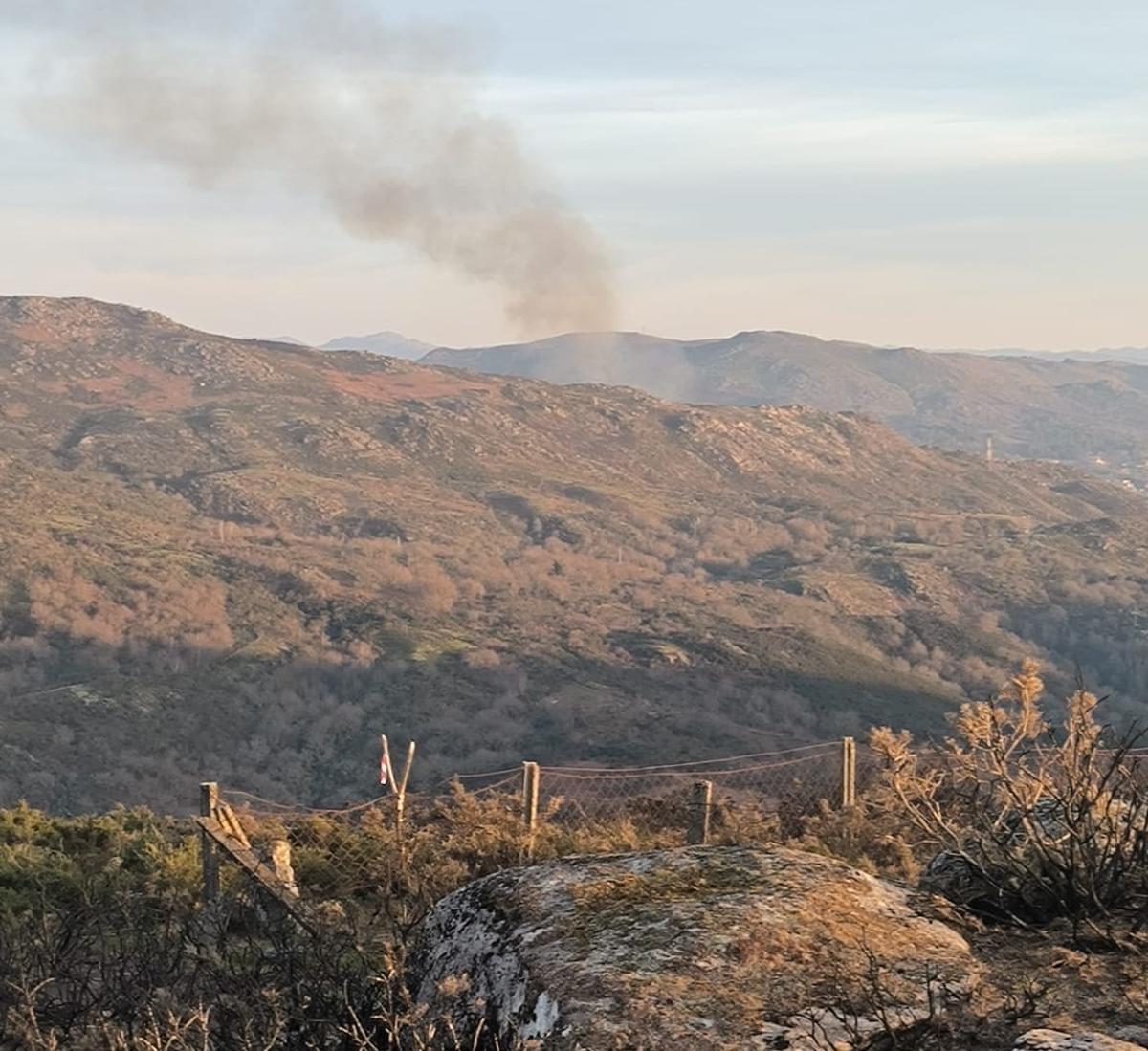 Pendiente y matorral, ecosistema inflamable un día de sol
