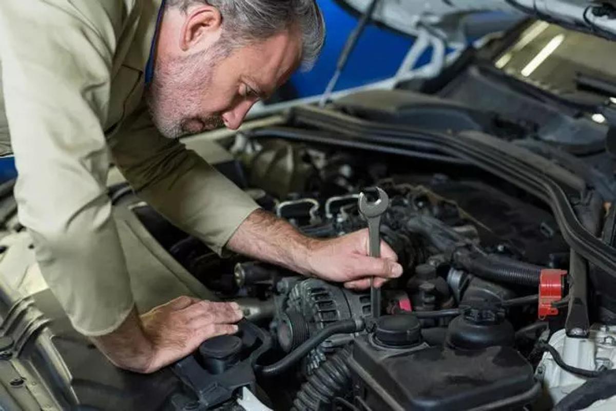 El truco del aire acondicionado del coche que casi nadie hace y puede evitar averías y malos olores