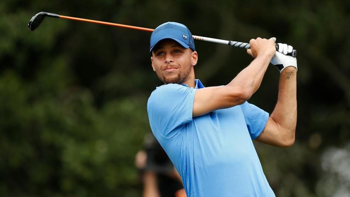 Stephen Curry acabó divirtiéndose en su estreno en un torneo profesional de golf