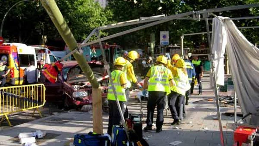 Uno de los heridos en el atropello del Rastro es evacuado por los servicios sanitarios.  // Efe