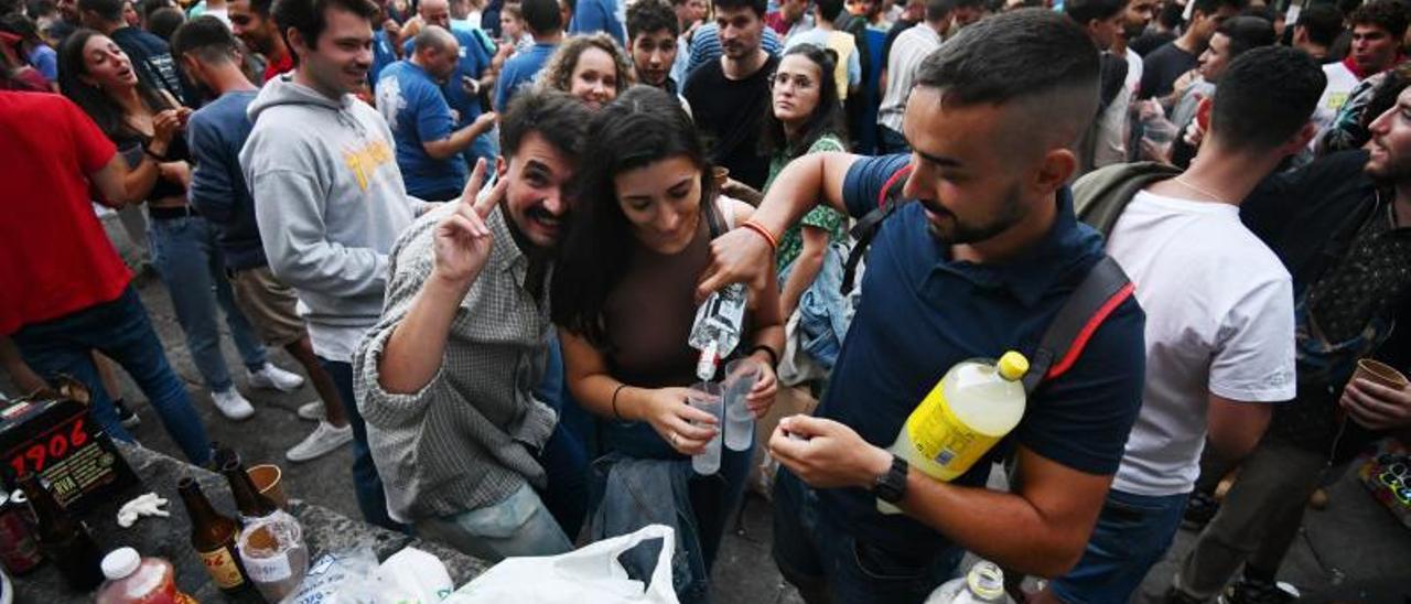 Grupo de peñas en la plaza del Teucro el pasado fin de semana. |   // GUSTAVO SANTOS