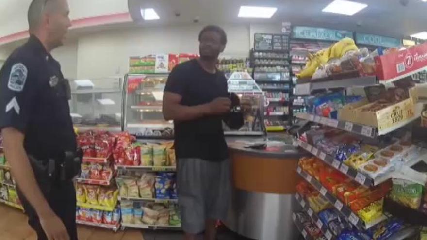 Dos agentes echan a un hombre negro de un supermercado de EEUU