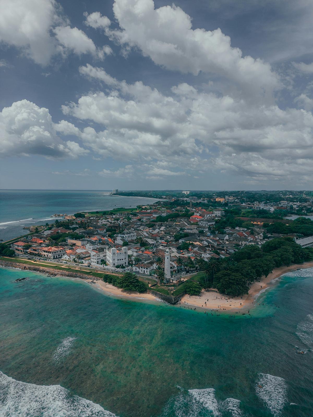 Vista aérea de Santo Tomé, con su casco histórico frente al Atlántico y el verde tropical rodeando la ciudad.