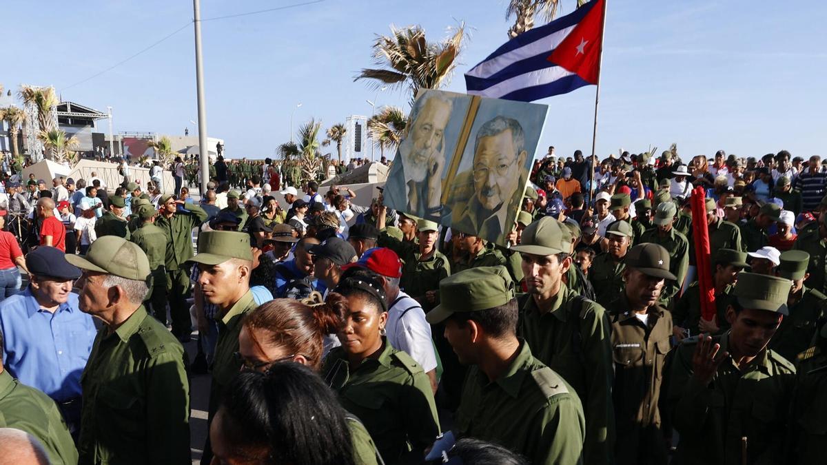 El Gobierno de Cuba intenta mostrar músculo en la calle con una marcha en apoyo a Raúl Castro mientras EEUU estrecha el cerco