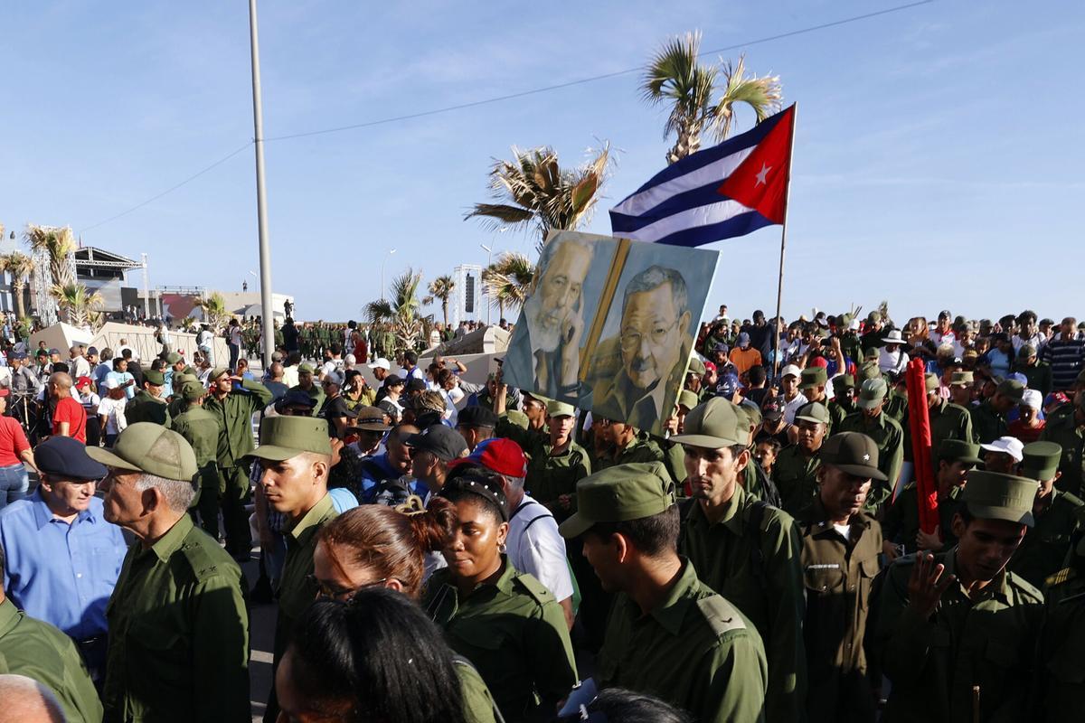 El Gobierno de Cuba intenta mostrar músculo en la calle con una marcha en apoyo a Raúl Castro mientras EEUU estrecha el cerco