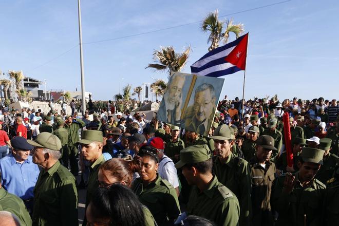 El Gobierno de Cuba intenta mostrar músculo en la calle con una marcha en apoyo a Raúl Castro mientras EEUU estrecha el cerco