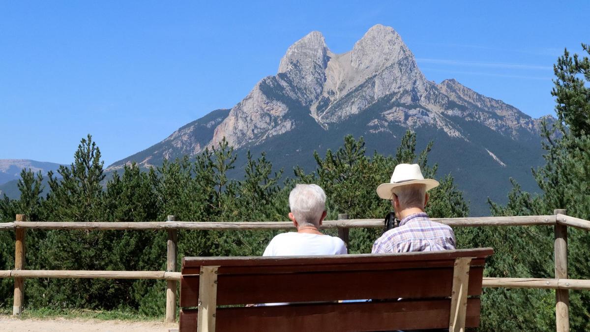 Dues persones observen el cim del Pedraforca, situat dins del Parc Natural del Cadí-Moixeró